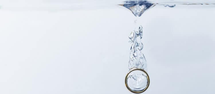 Ehering fällt ins Wasser